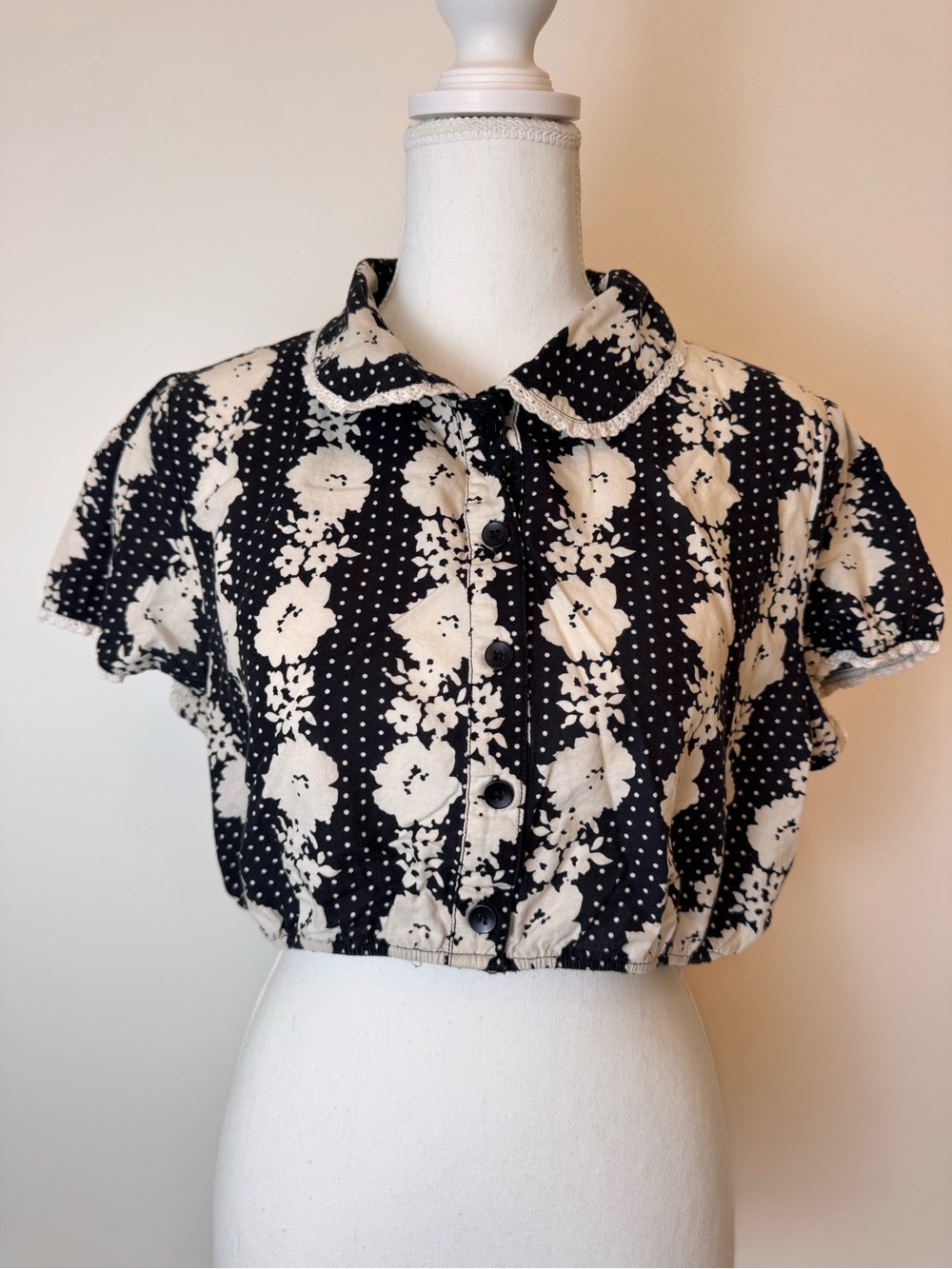 DownEast Black & Cream Floral Button-Front Crop Top